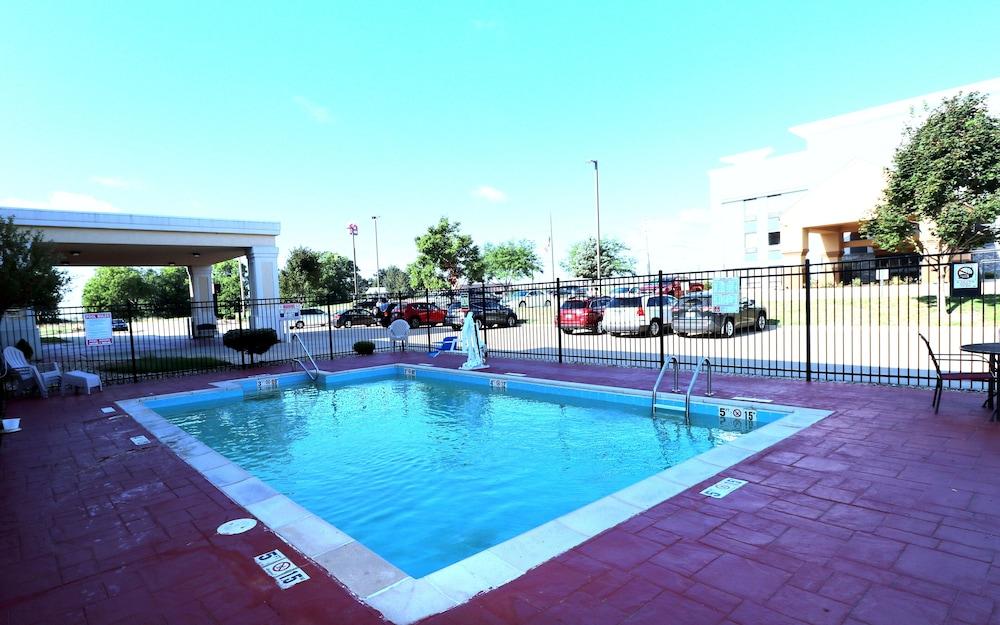 Comfort Suites Bloomington I-55 And I-74 Exterior photo