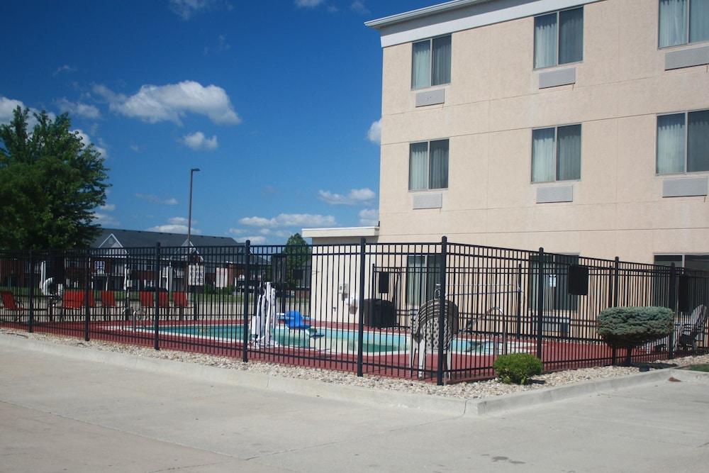 Comfort Suites Bloomington I-55 And I-74 Exterior photo