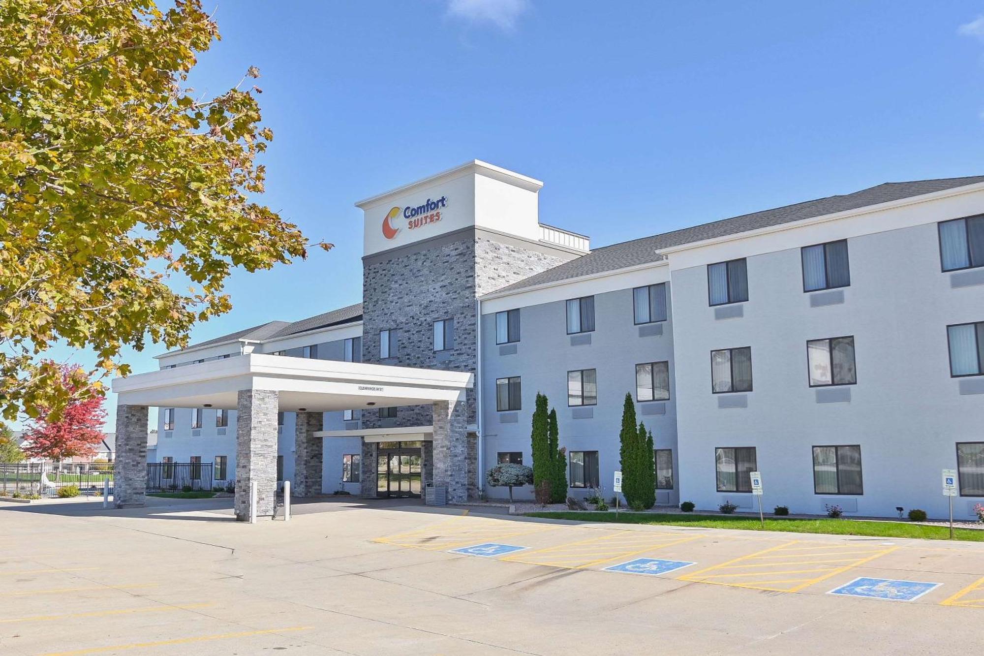 Comfort Suites Bloomington I-55 And I-74 Exterior photo