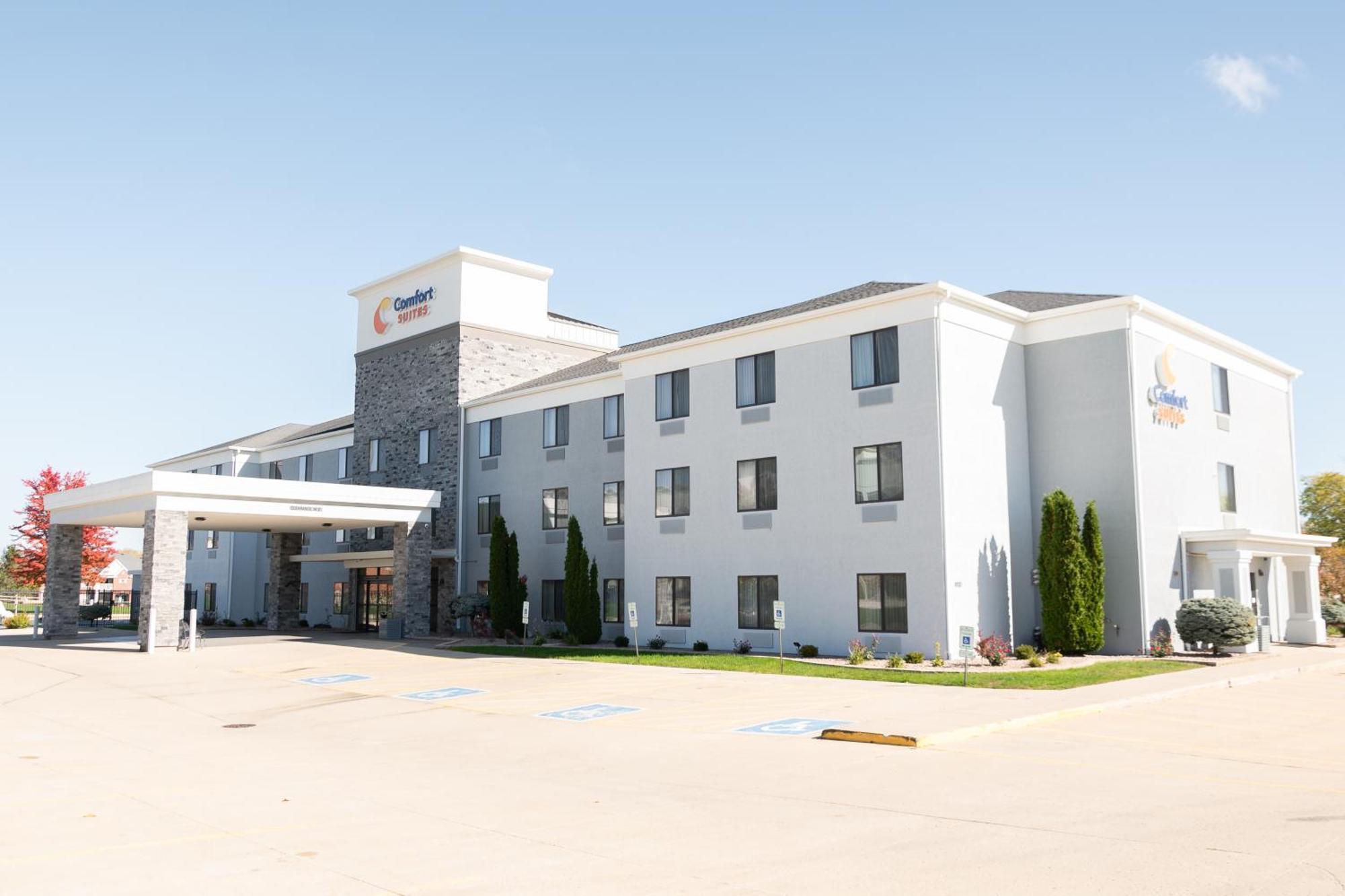 Comfort Suites Bloomington I-55 And I-74 Exterior photo