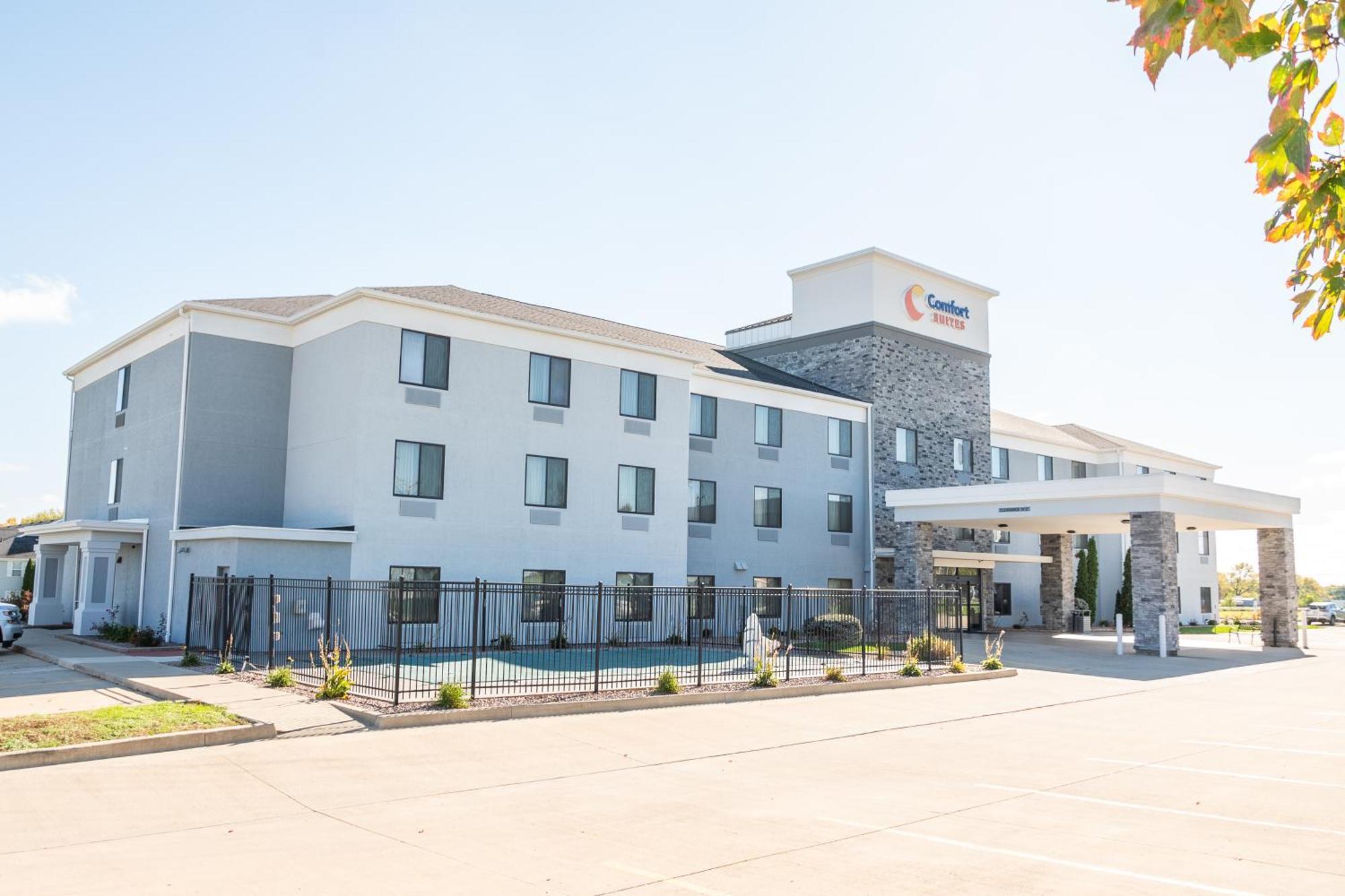 Comfort Suites Bloomington I-55 And I-74 Exterior photo