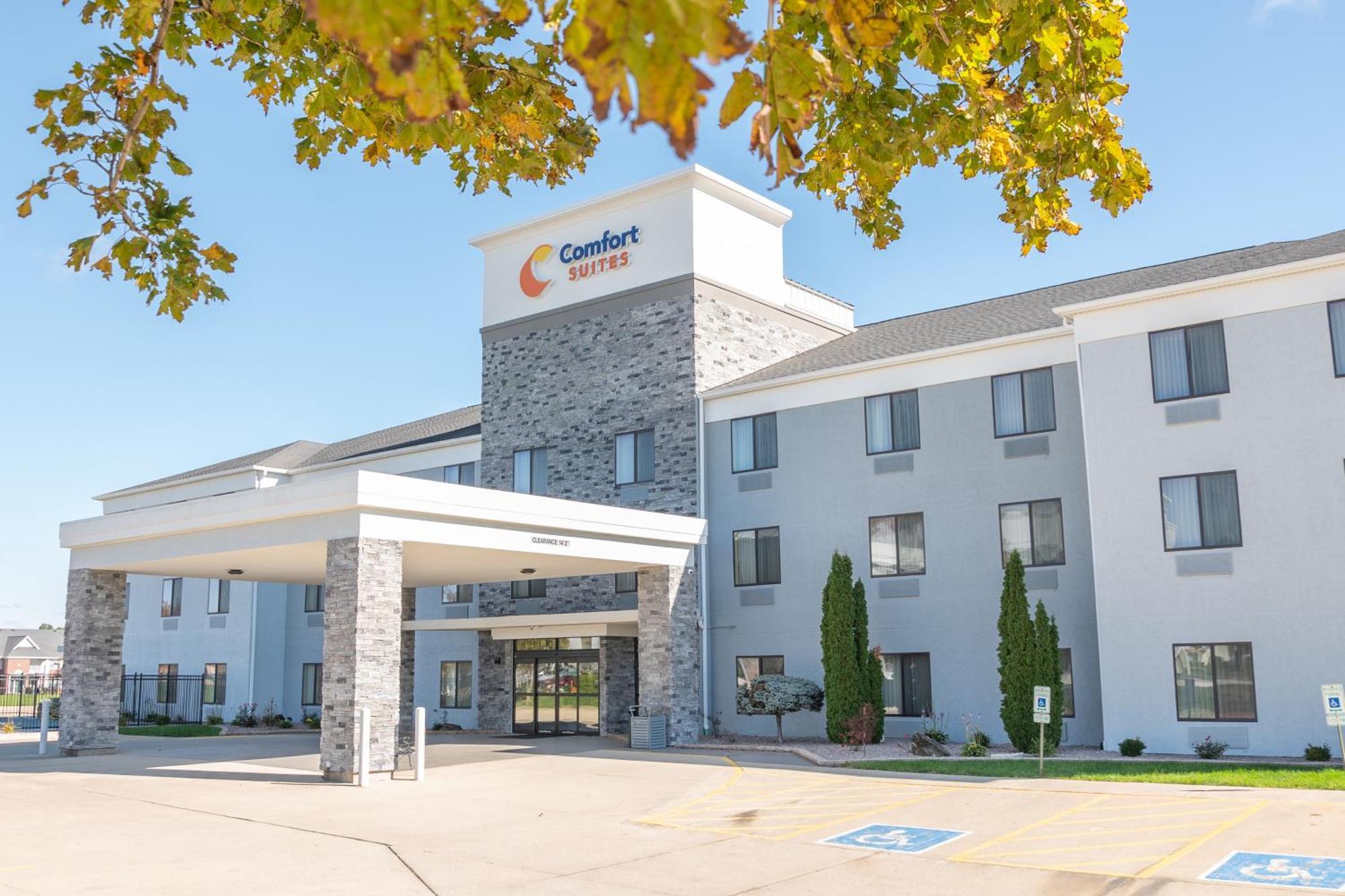 Comfort Suites Bloomington I-55 And I-74 Exterior photo